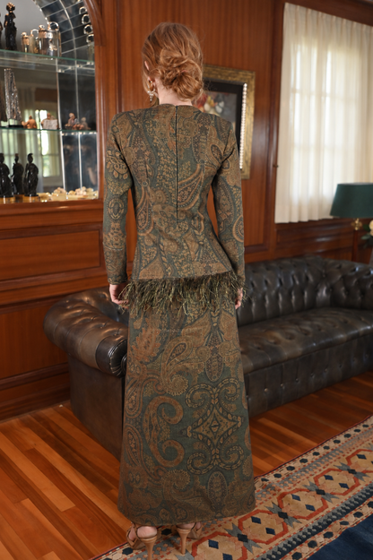 Vestido Bajo Plumas Sagradas