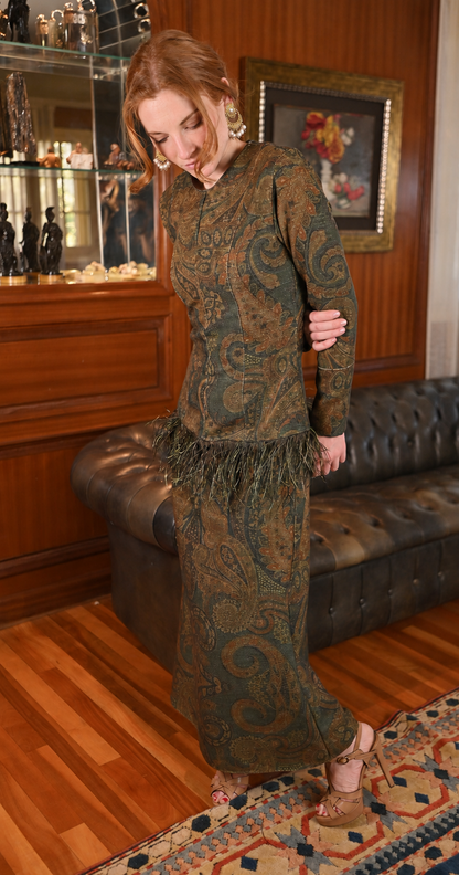 Vestido Bajo Plumas Sagradas