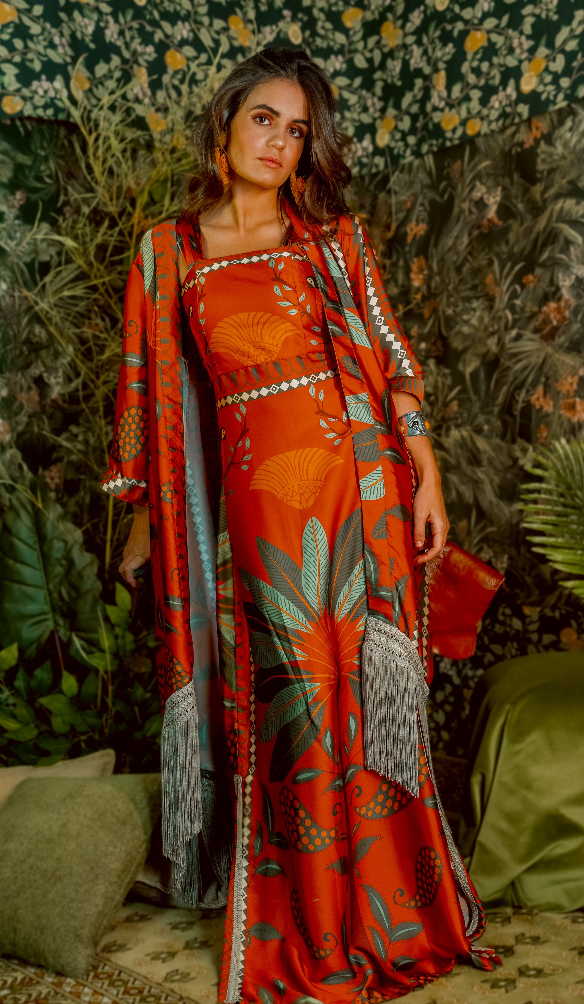 Kimono elegante de mujer en tono terracota, ideal para verano. Diseño fluido con flecos, de la colección Pacífico Colombiano SS´24