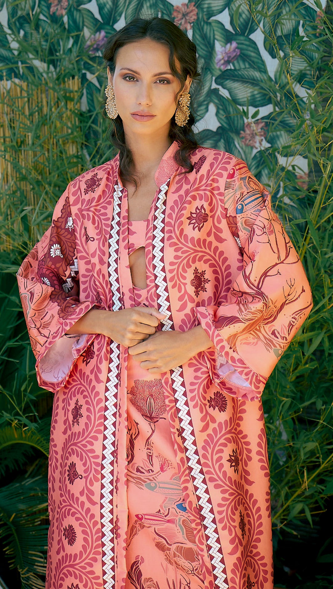 Kimono Arcoíris de la Macarena, una fusión de color y arte textil.