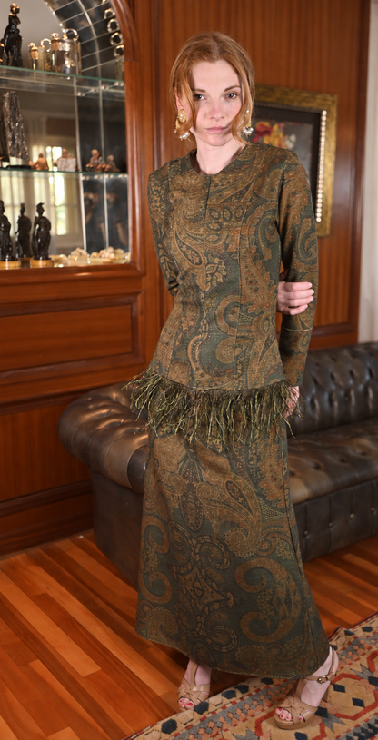 Vestido Bajo Plumas Sagradas